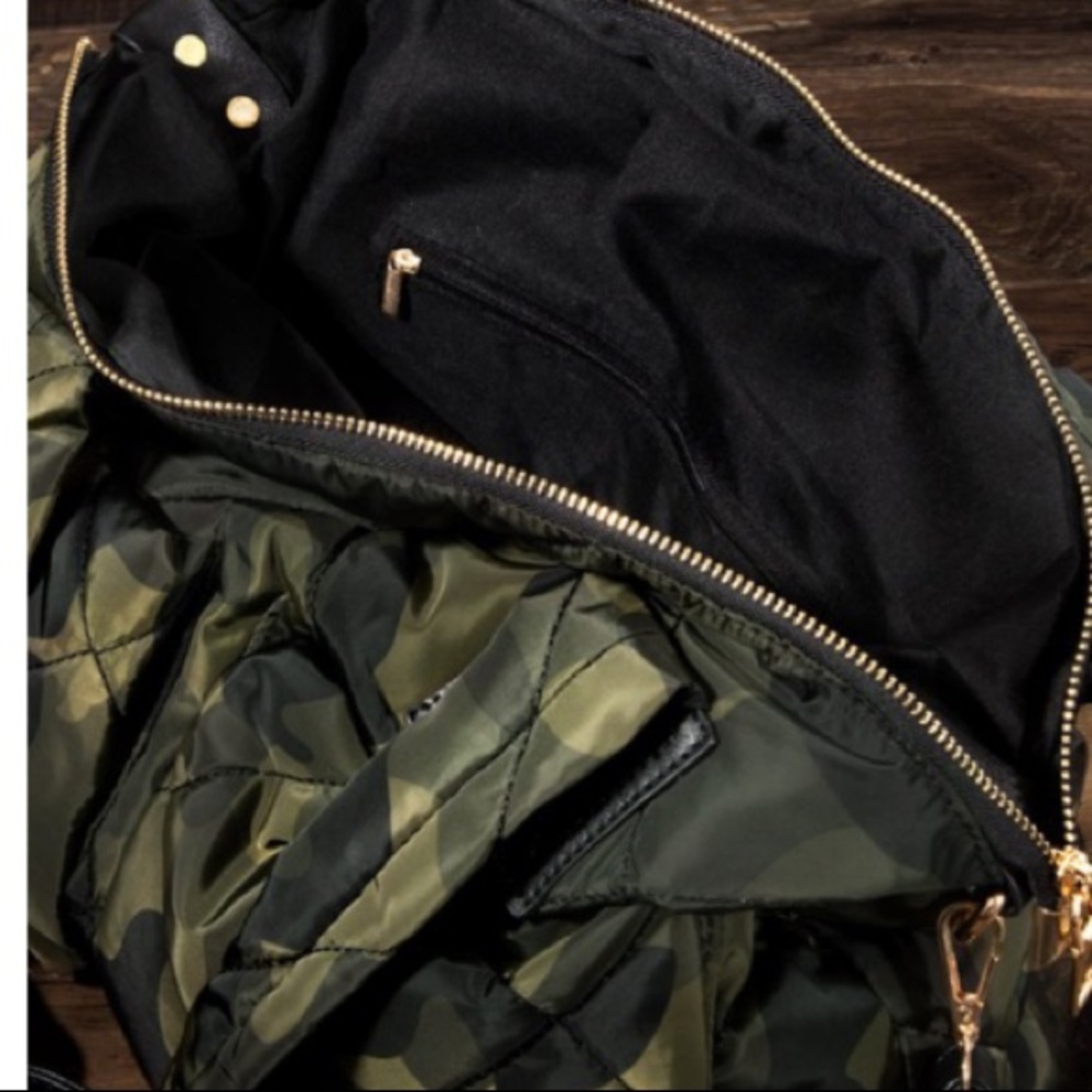 🔥 RESTOCKED!🔥 Camo Puffer Tote Bag - Picture 9 of 14